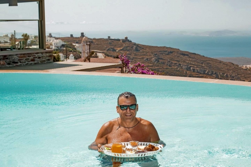 ο Γιώργος Λιάγκας απολαμβάνει το πρωινό του στην πισίνα του Αιολίς Τήνος