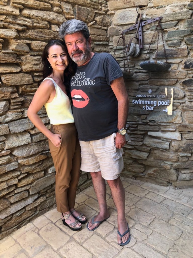 Ο Γιάννης Λάτσιος μαζί με τη Diana Casian, Residence Manager στο Aeolis Tinos Suites